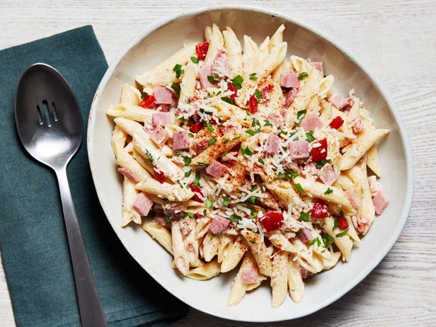 Nudelsalat mit spanischem Schinken und Manchego