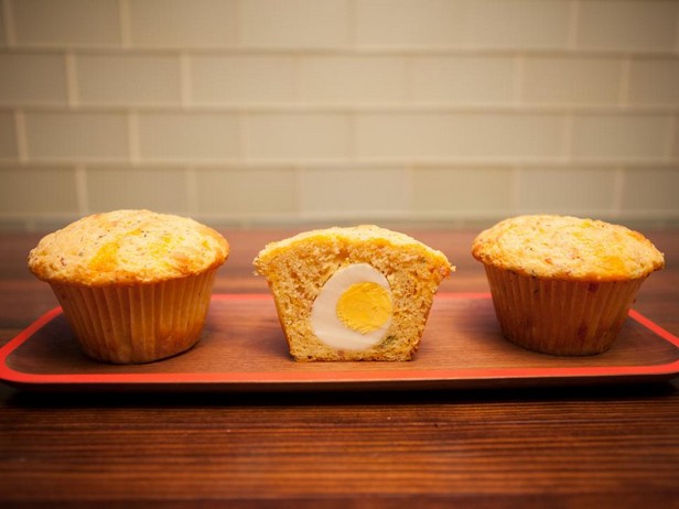 Mais-Muffins mit Ei und Schinken