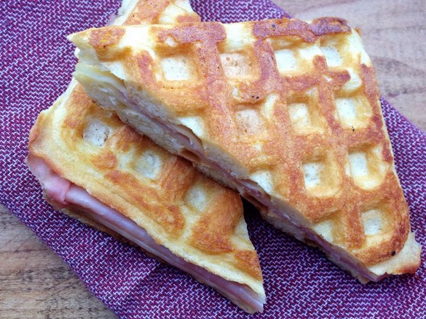 Schinken-Käse-Sandwich im Waffeleisen