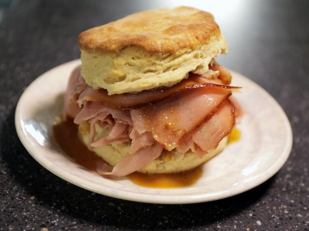 Scone-Sandwiches mit geräuchertem Schinken