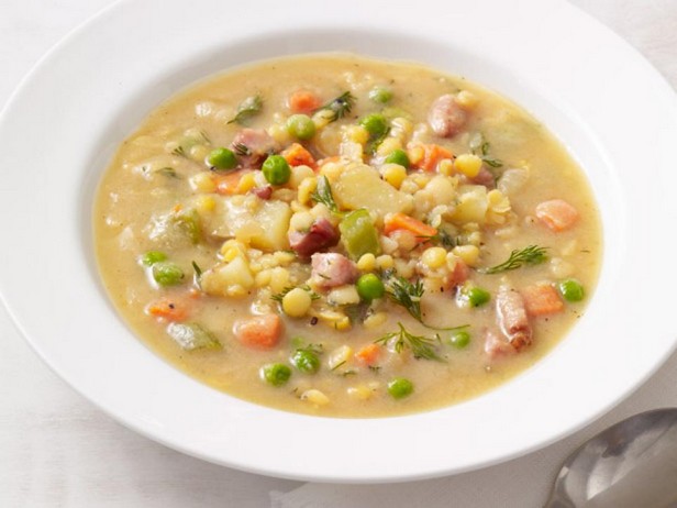 Linsensuppe mit Erbsen und Schinken