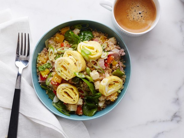 Quinoa-Frühstückssalat mit Schinken und Paprika