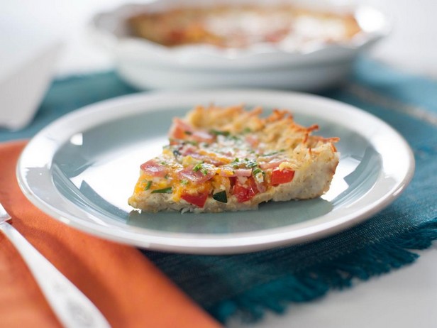 Quiche mit Gemüse und Schinken auf Kartoffelboden