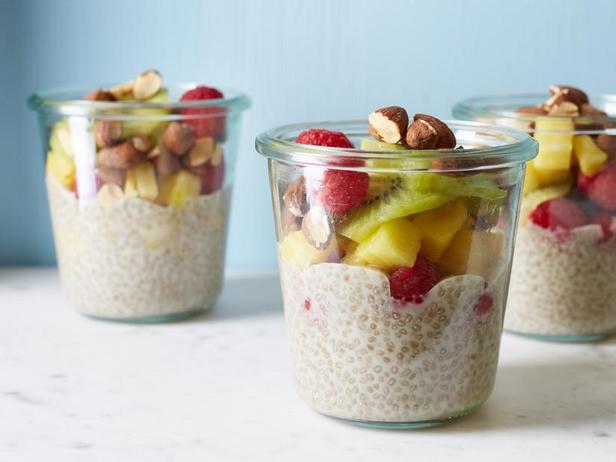 So bereiten Sie Kokos-Chia-Pudding im Glas zu