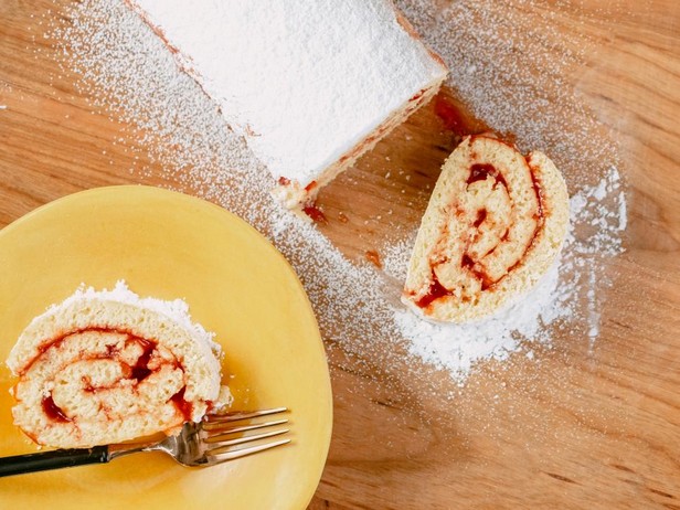 Biskuitrolle mit Marmelade