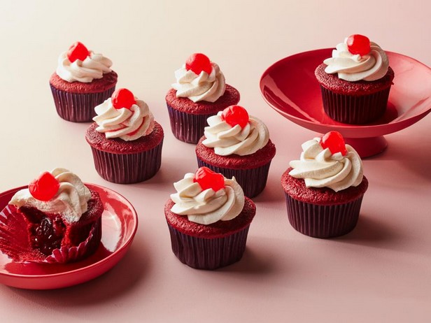 Kirsch-Cupcakes mit alkoholischer Limonade