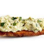 Kartoffelschalen mit Artischocken und Ziegenkäse