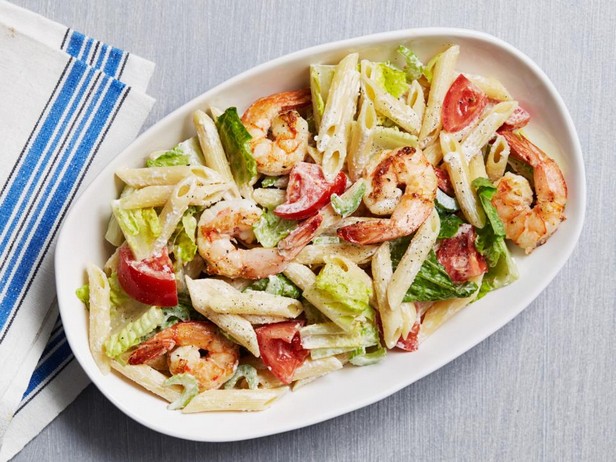 Caesar-Salat mit Nudeln und Garnelen