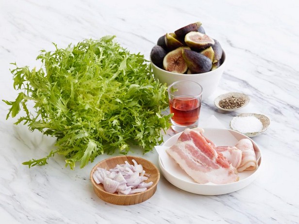 Friséesalat mit Feigen und Speck
