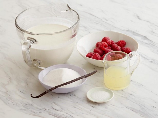 Zitronen-Vanille-Posset mit Himbeeren
