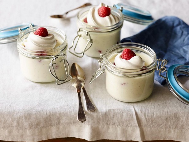 Zitronen-Vanille-Posset mit Himbeeren