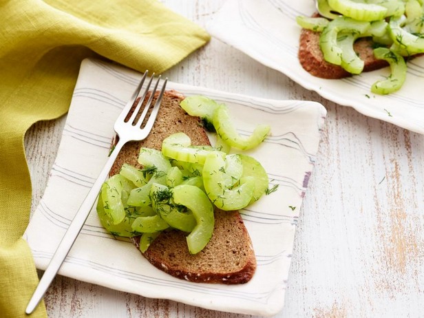 Glasierte Gurke mit Dill