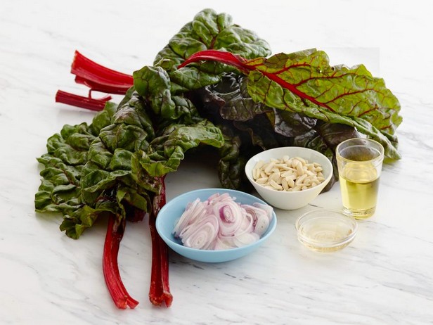 Gebratener Mangold mit Schalotten und Mandeln