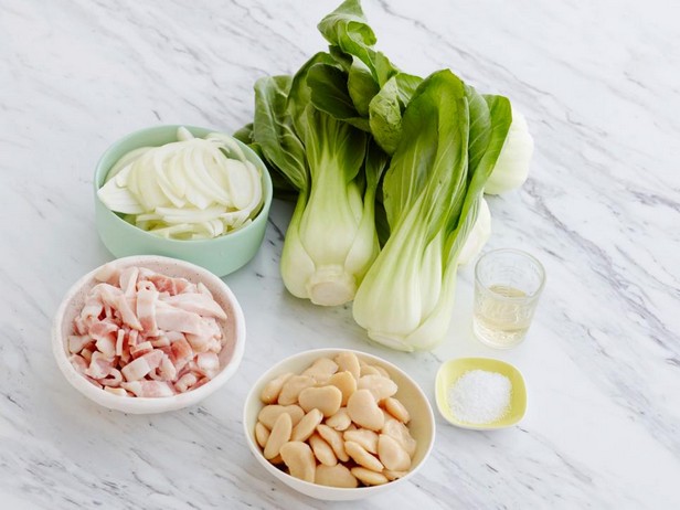 Pak Choi mit Speck, Zwiebeln und Bohnen