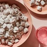 Knuspriger Snack mit Schokolade und Erdnussbutter