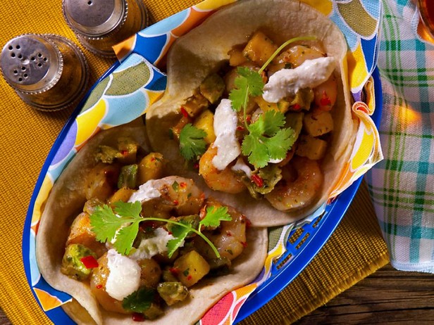 Frittierte Garnelen-Tacos mit tropischer Salsa