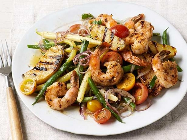 Niçoise-Salat mit scharfen gegrillten Garnelen