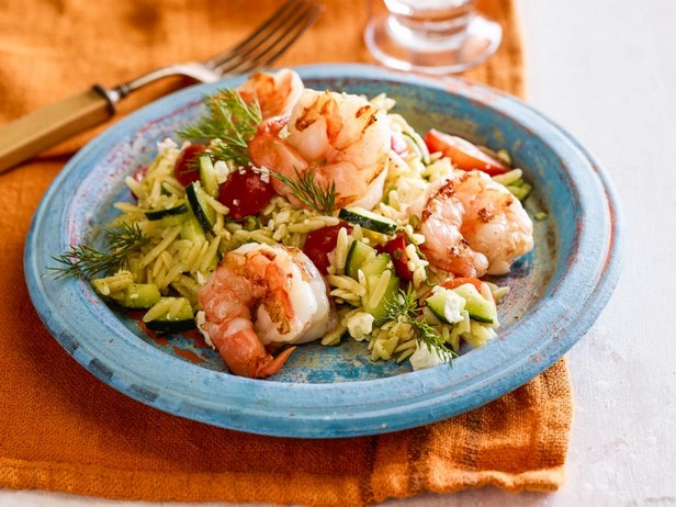 Griechischer Salat mit gegrillten Garnelen, Orzo-Nudeln und Vinaigrette-Dressing