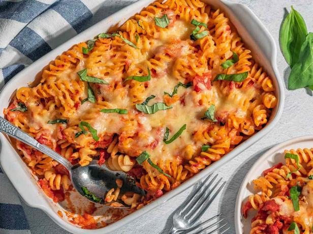 Wie man Vollkorn-Rotini-Makkaroni mit Käse zubereitet
