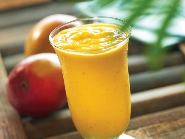 So bereiten Sie einen Erdbeer-Mango-Smoothie zu