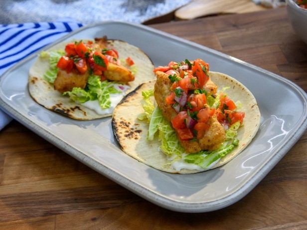 Fischtacos mit rotem Reis und schwarzen Bohnen