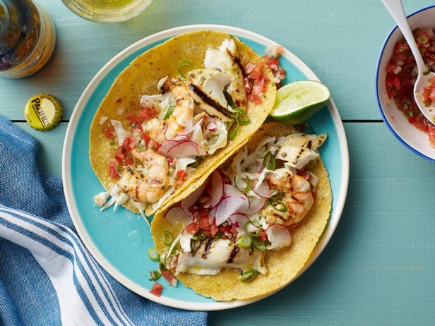 Tilapia-, Garnelen- und Krautsalat-Tacos