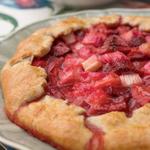 Crostata mit Erdbeeren und Rhabarber