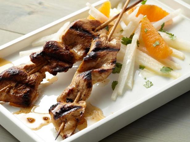 วิธีทำ - ไก่เสียบไม้ชิโปเล่ เสิร์ฟพร้อมสลัดมันแกวส้ม