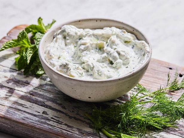 Wie man Tzatziki-Sauce mit Pita zubereitet