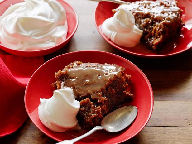 Wie man klebrigen Dattelpudding im Schongarer zubereitet