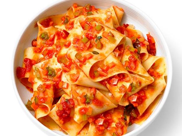 So bereiten Sie eine herzhafte Gemüsesauce für Pasta zu