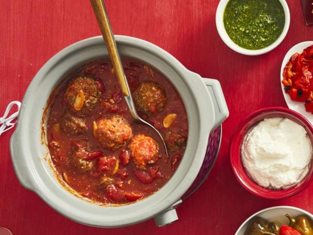 Wie man klassische Fleischbällchen in Tomatensoße zubereitet