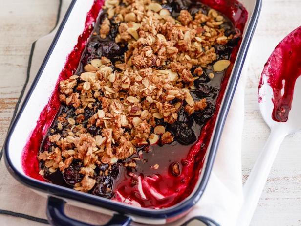 Wie man Kirsch-Mandel-Crumble in der Mikrowelle zubereitet