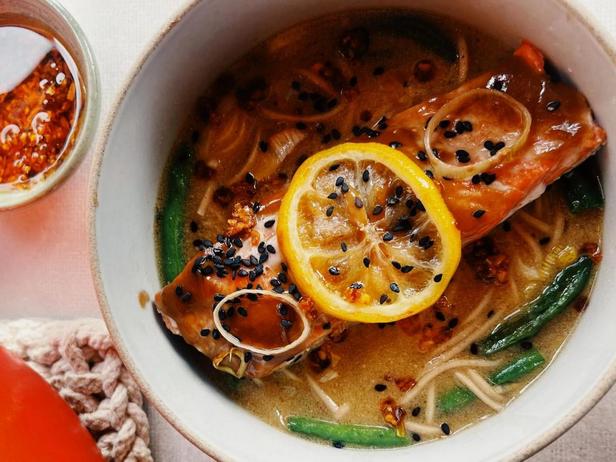 Wie man japanische Buchweizennudeln mit Lachs zubereitet