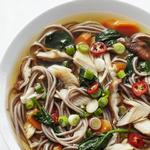 Soba-Nudelsuppe mit Spinat und geräucherter Forelle