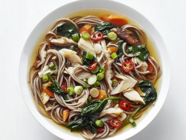 Kuidas valmistada - soba-nuudlisuppi spinati ja suitsuforelliga