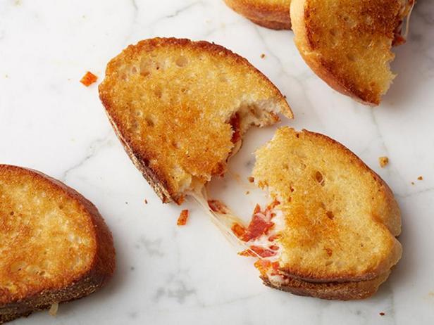 Come preparare - Panini caldi con provolone e soppressata