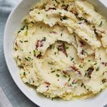 Kartoffelpüree mit Sauerrahm, Speck und Schnittlauch
