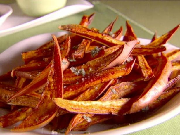 So bereiten Sie Süßkartoffelpommes mit Basilikumsalz und Knoblauchmayonnaise zu