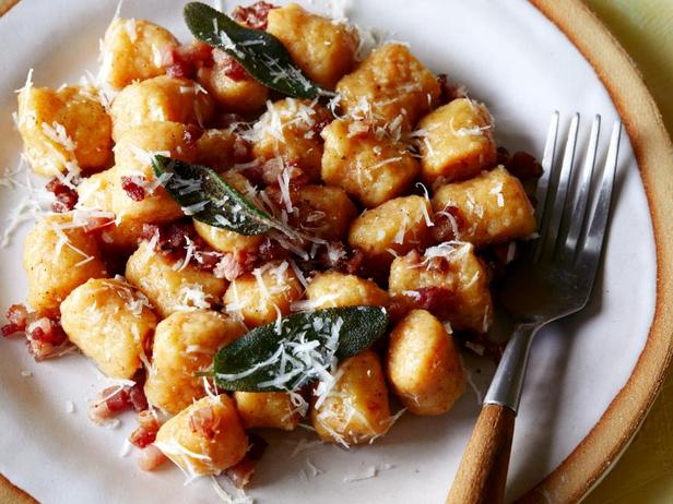 Come preparare gli gnocchi di patate dolci con burro nocciola, pancetta croccante e salvia.