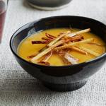 Süßkartoffelsuppe mit knusprigen Kartoffelstreifen und Lauch