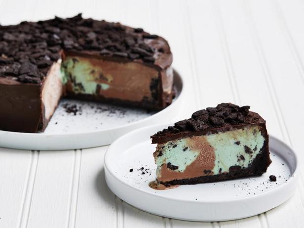 Wie man einen Schokoladen-Minz-Eiscremekuchen zubereitet