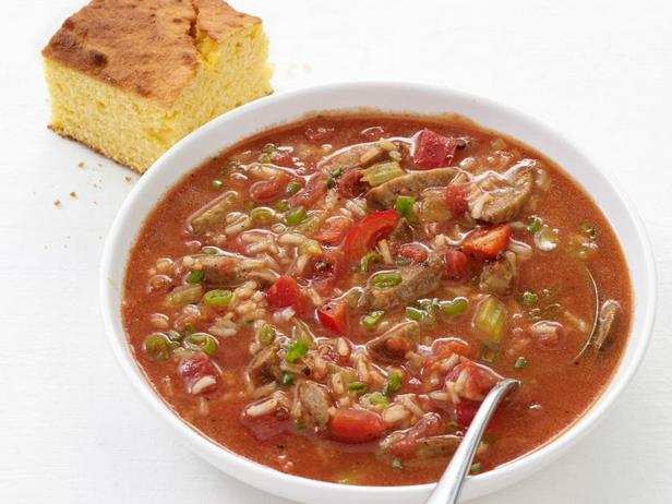 Wie man Reissuppe mit gebratenen Würstchen zubereitet