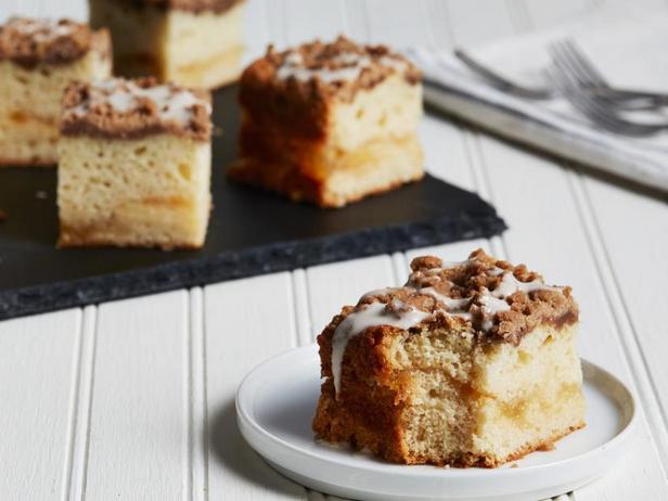 Rezept für Ananas-Sauerrahm-Torte mit Rumglasur zum Kaffee