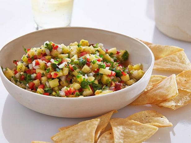 Wie man Ananas-Rum-Salsa zubereitet
