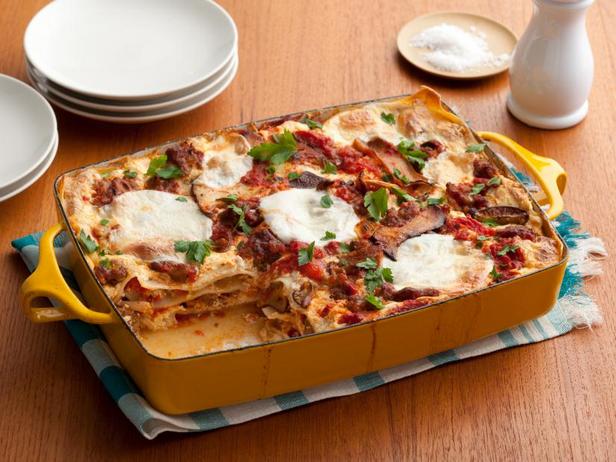 Wie man Lasagne mit Wurst und Pilzen zubereitet