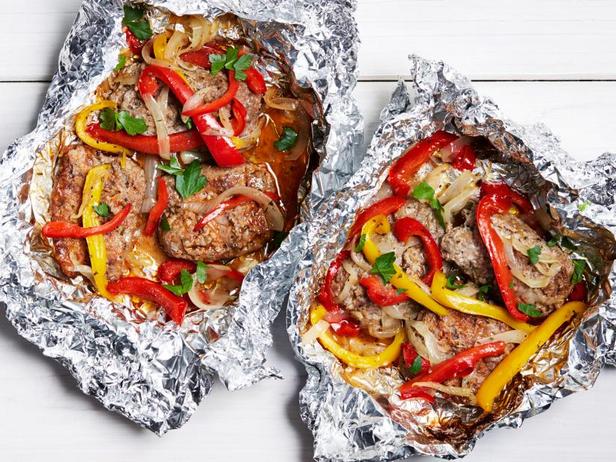 Wie man gegrillte Paprikawürstchen in Folie zubereitet