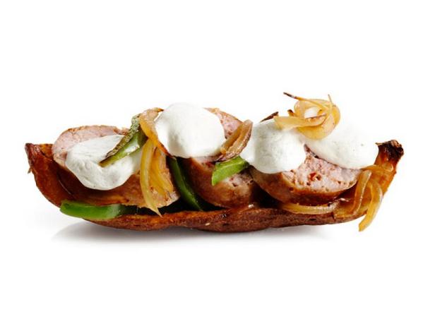 Wie man Kartoffelschalen mit Wurst und Paprika zubereitet