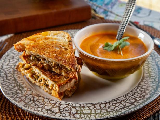 Zubereitung – Tomatensuppe mit warmem Käsesandwich