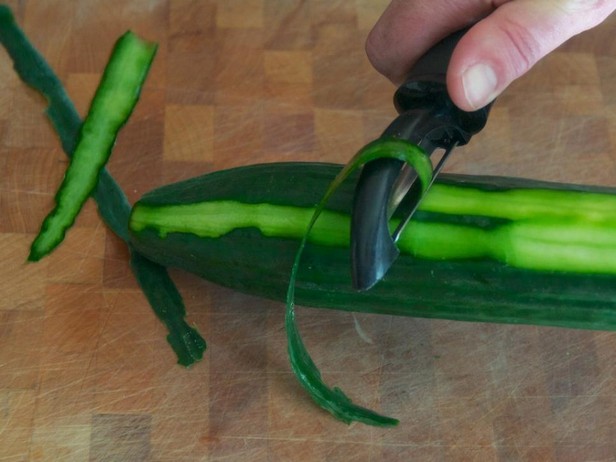 Gurke schälen